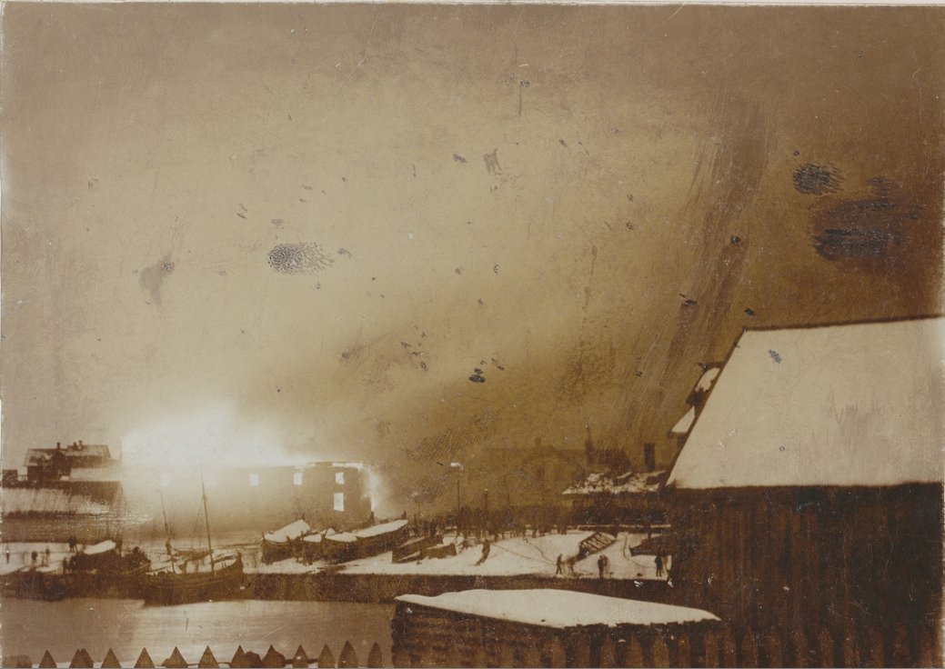 Brodtkorbs forretningsgård på Valen brenner i 1898. Foto: John Larsen | Vardø museum.