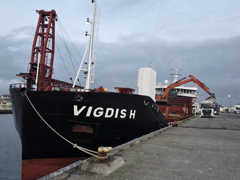 Frakteskipet MS «Vigdis H» leverte løsmassene til hurtigrutekaia, der de ble lastet over på lastebiler. Begge foto: Jan S. Krogh.