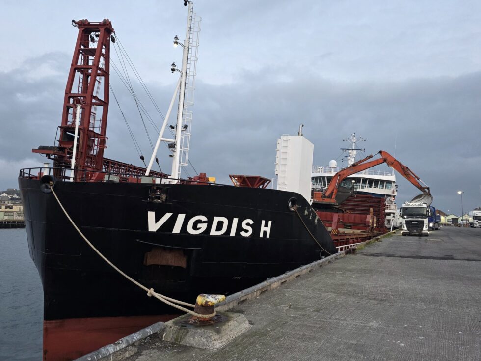 Frakteskipet MS «Vigdis H» leverte løsmassene til hurtigrutekaia, der de ble lastet over på lastebiler. Begge foto: Jan S. Krogh.