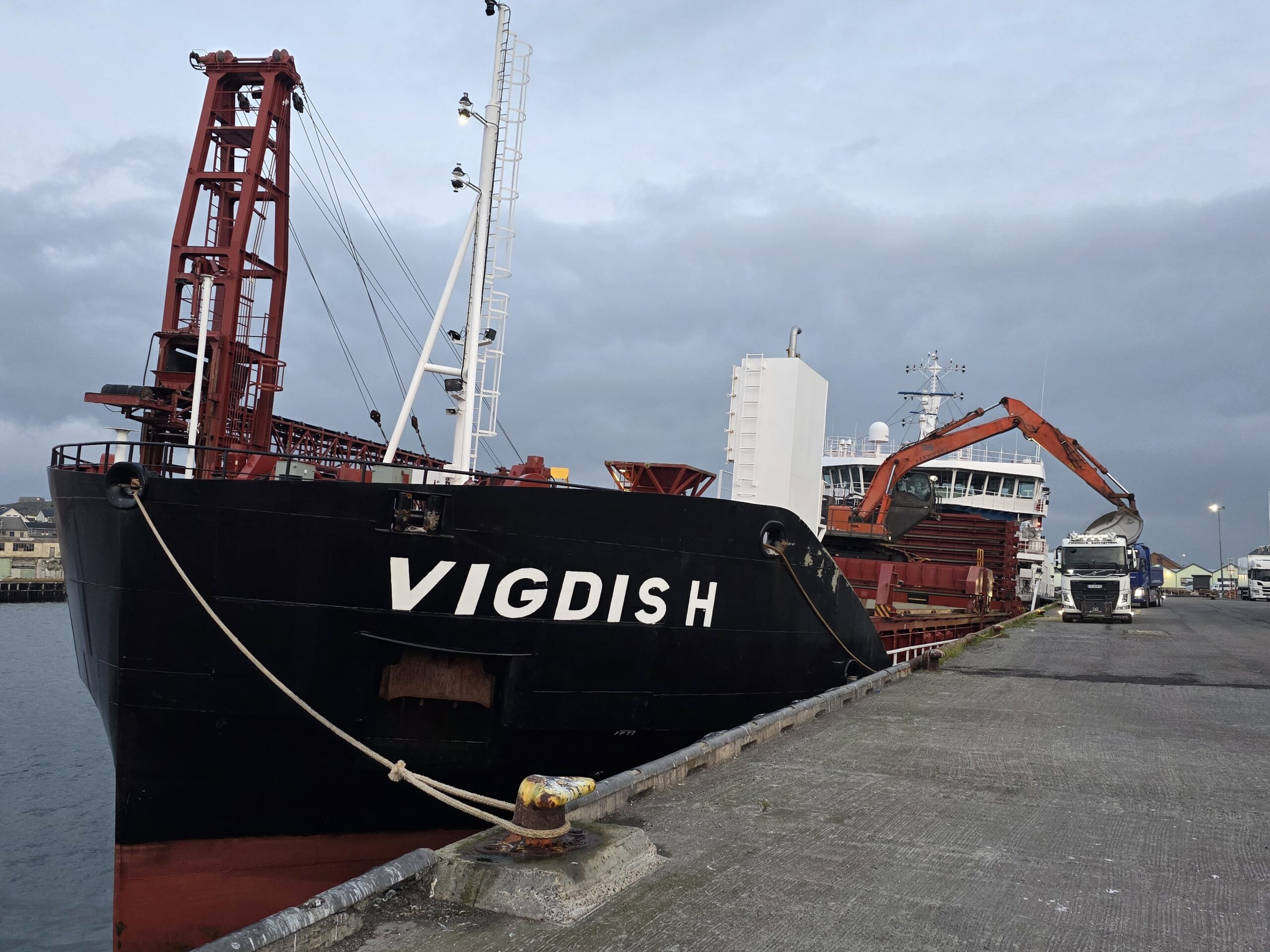 Frakteskipet MS «Vigdis H» leverte løsmassene til hurtigrutekaia, der de ble lastet over på lastebiler. Begge foto: Jan S. Krogh.