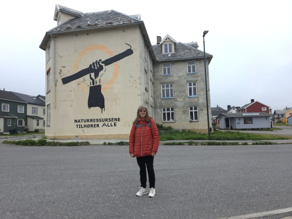 Slektsinteresserte Anne-Lise Jensen har besøkt Vardø for å nøste i historien om sin tippoldefar som skal ha tjenestegjort på Vardøhus festning. Foto: Jan S. Krogh.