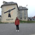 Slektsinteresserte Anne-Lise Jensen har besøkt Vardø for å nøste i historien om sin tippoldefar som skal ha tjenestegjort på Vardøhus festning. Foto: Jan S. Krogh.