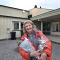 Astrid Alma Aakra høstet ikke bare enorm applaus på Kiberg grendehus, men også blomster. Foto: Jan S. Krogh.