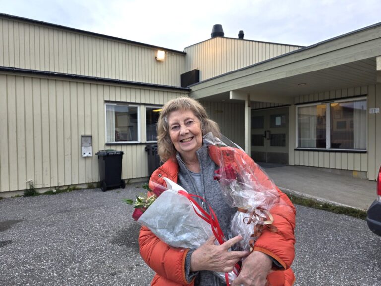 Astrid Alma Aakra høstet ikke bare enorm applaus på Kiberg grendehus, men også blomster. Foto: Jan S. Krogh.