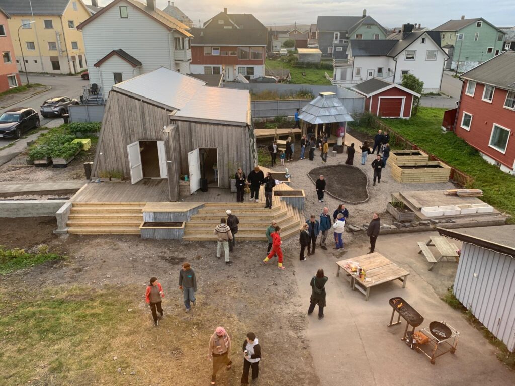 Det ferdige uteområdet med universell adkomst, paviljong, bålplasser, gangstier og plantekasser. Foto: Kat Harvey