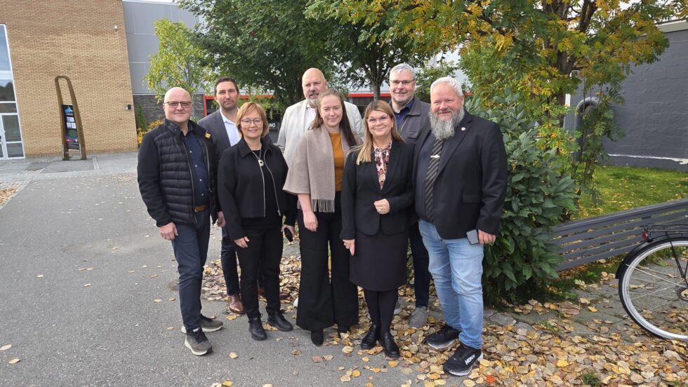 Flertallet på tirsdagens fylkesutvalgsmøte i Alta består av Thomas Arild Mølmann (f.v.), Truls Olufsen-Mehus, Heidi Anita Holmgren, Hans-Jacob Bønå, Hege Christin Bjørkmann, Trine Noodt, Magne Ek og Arne Myrseth. Foto: Finnmark fylkeskommune.