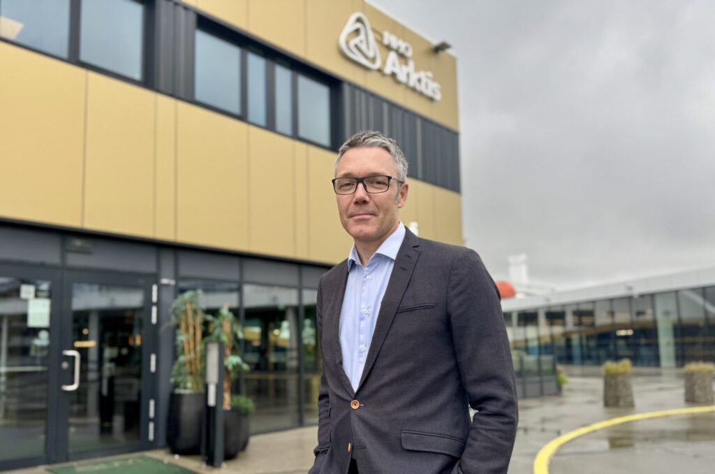 Regiondirektør Geir Håvard Hanssen i NHO Arktis utenfor kontoret i Tromsø. Foto: Robert Greiner, NHO Arktis.