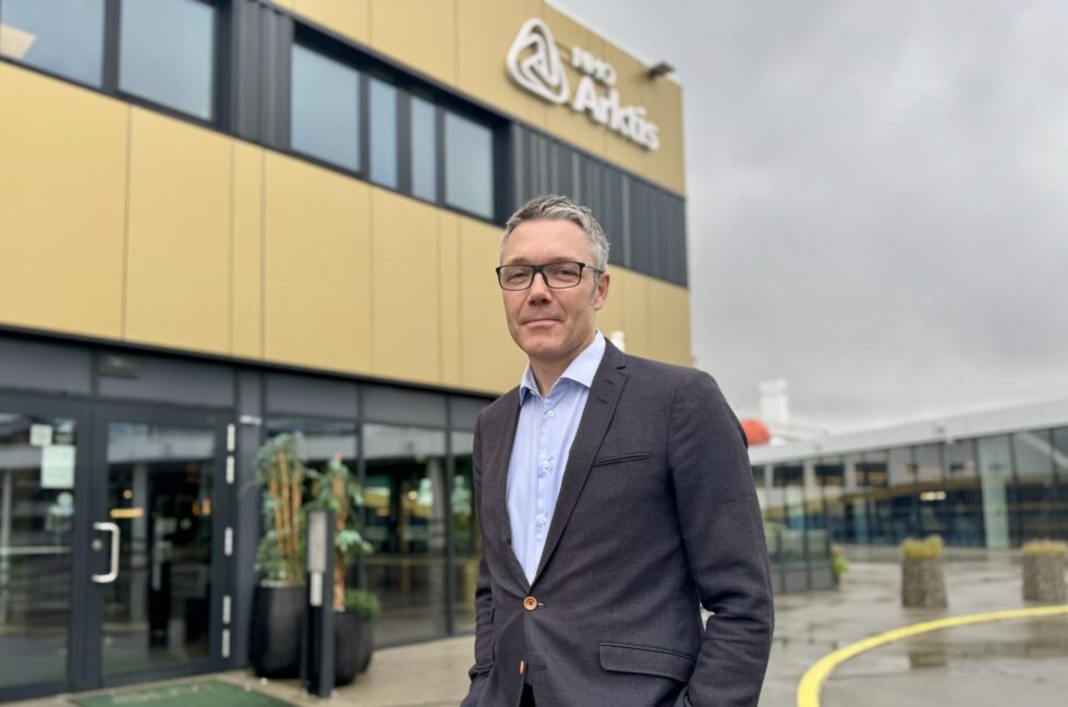Regiondirektør Geir Håvard Hanssen i NHO Arktis utenfor kontoret i Tromsø. Foto: Robert Greiner, NHO Arktis.