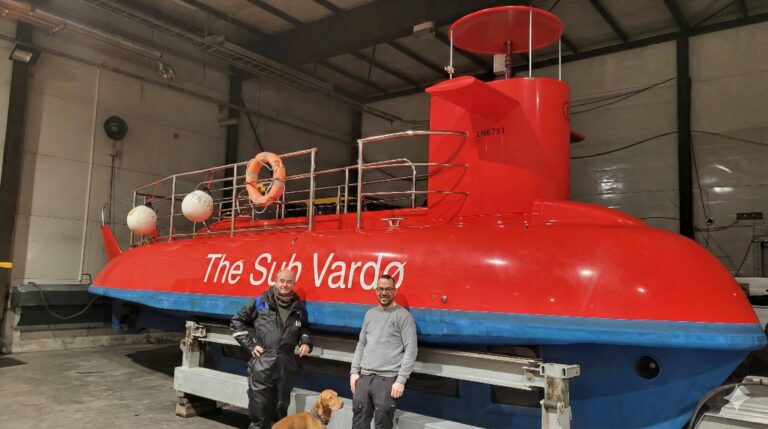 The Sub med hjemmehavn Vardø er eid av selskapet The Sub AS, som igjen er delvis eid av Vardø hotells driftsselskap Destinasjon Vardø AS. Foto: Privat.