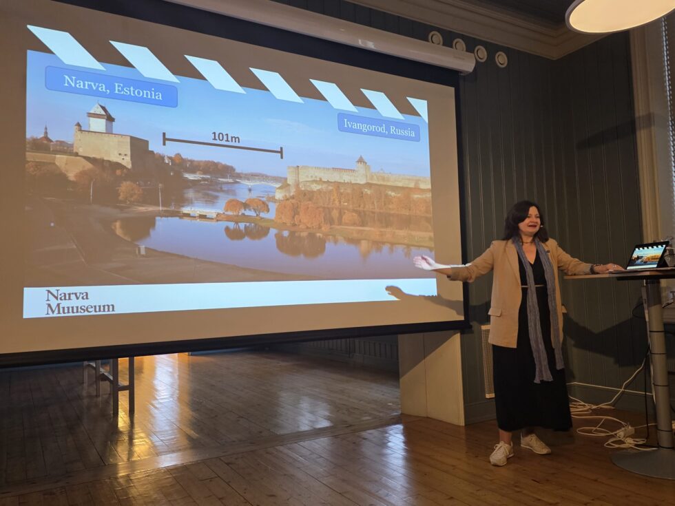 Direktør Maria Smorzhevskikh-Smirnova ved Narva museum i nordøst-Estland foredro i sitt foredrag om de stadig sterkere russiske provokasjonene like ved den estiske grensen. Alle foto: Jan S. Krogh.
