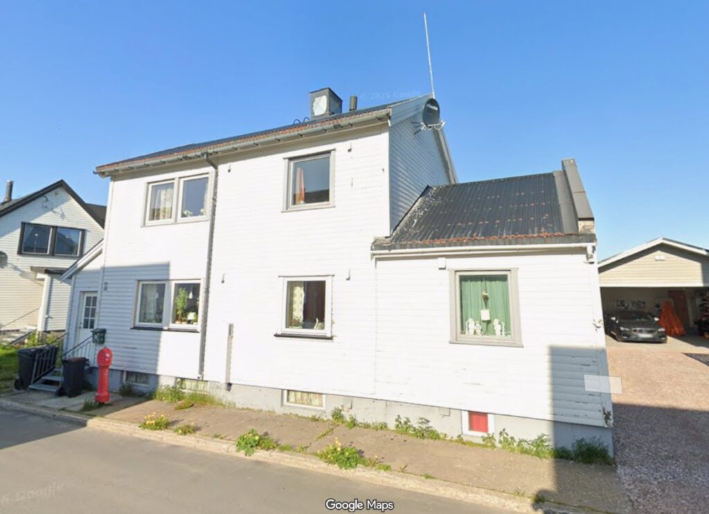 Skippergata 11 i Vardø har fått nye eiere. Foto: Google Maps.